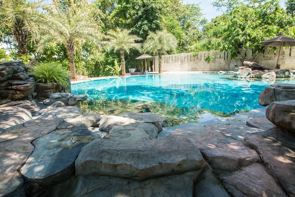 Tayland 'daki tatil köyünde tropik yüzme havuzu