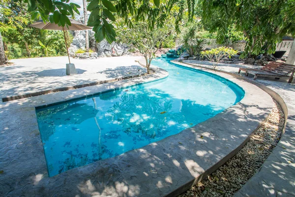 Tayland 'daki tatil köyünde tropik yüzme havuzu