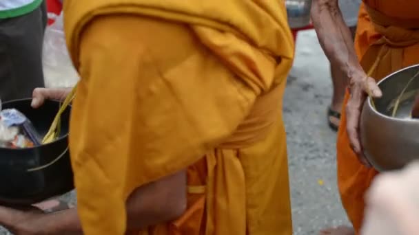 佛教僧侣给出食物提供来自人为佛教大斋节一天结束 — 图库视频影像