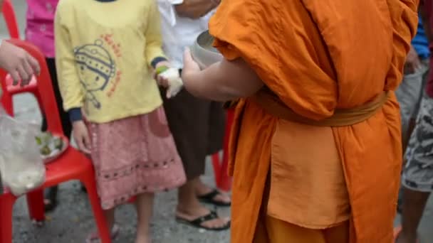 Boeddhistische Monniken Worden Gegeven Voedsel Aanbieden Van Mensen Voor Einde — Stockvideo