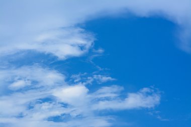 Bulutlu mavi gökyüzü