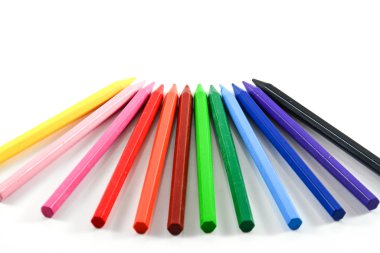 Beyaz arkaplanda izole edilmiş boya kalemleri