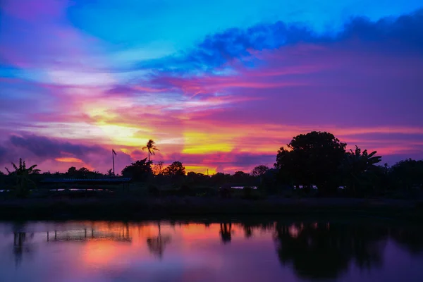 Silouette захід сонця в сутінки, Samutprakarn, Таїланд — стокове фото