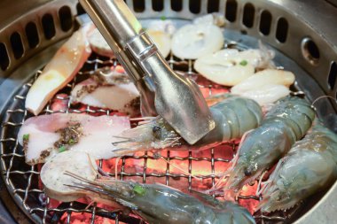 alevler ile ızgara deniz ürünleri et