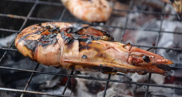 Grilled shrimps with flames in background — Stock Photo, Image