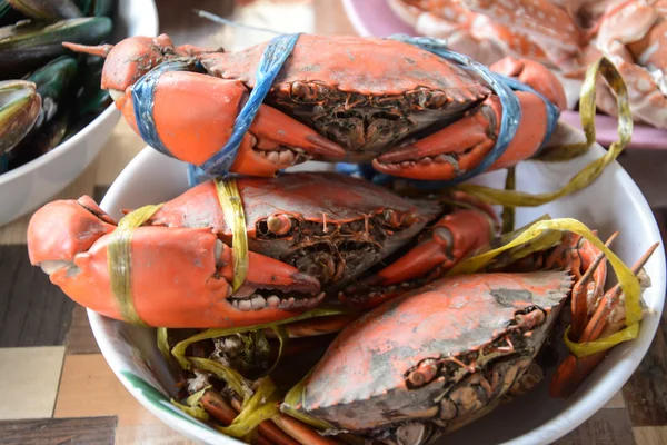 在碗上制备的脱下衣服烤的螃蟹 — 图库照片