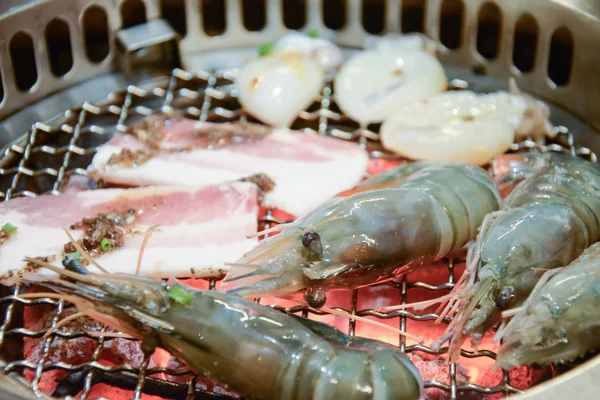 Carne di mare alla griglia con fiamme — Foto Stock