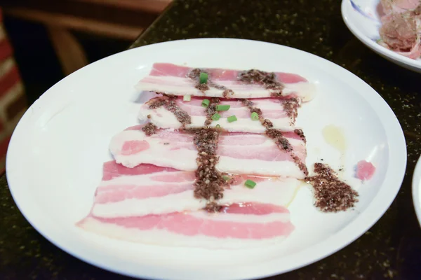 Belle viande fraîche avec sauce sur le plat — Photo