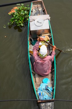 Tayland yüzen Pazar kürek çekmeye adam
