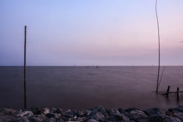 Morze w zmierzchu w bangpu, Tajlandia — Zdjęcie stockowe