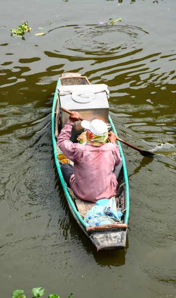Homme pagayant dans le marché flottant en Thaïlande — Photo