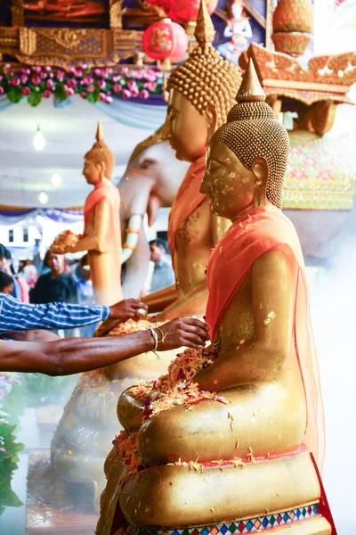 Voda nalévající sochu Buddhy v tradici festivalu Songkran v Thajsku — Stock fotografie