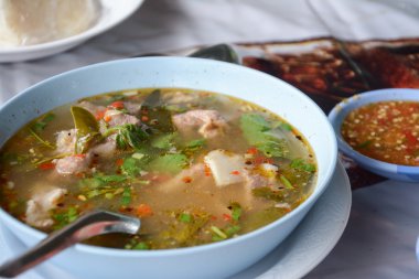 Baharatlı buğulanmış domuz yedek kaburga çorbası, sıcak ve baharatlı