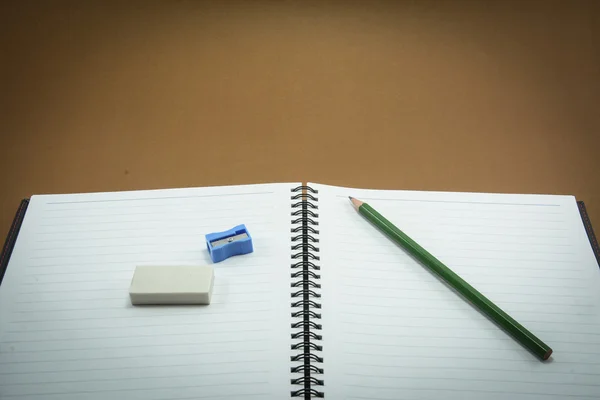 Notitieboekje met briefpapier en oog glazen — Stockfoto