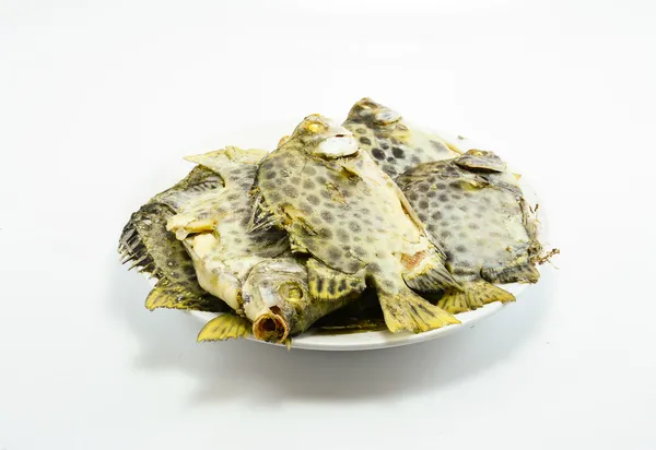 Gekookte gevlekte scat, groene scat, Thais eten op witte achtergrond — Stockfoto