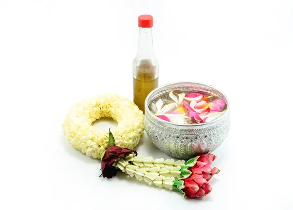 泰国花环花和茉莉花和玫瑰的花冠，在白色背景上的碗里的水 — 图库照片