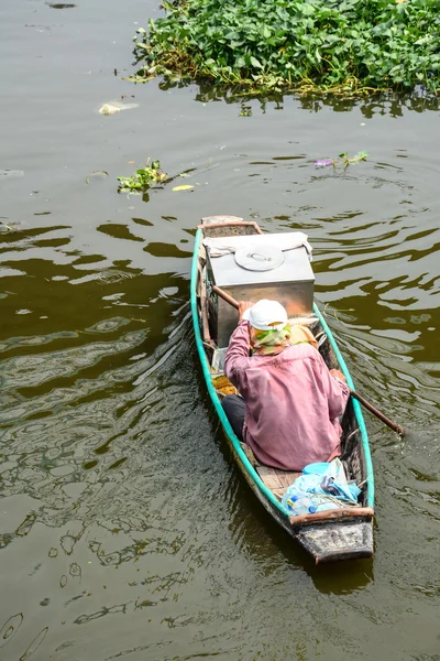 Homme pagayant dans le marché flottant en Thaïlande — Photo