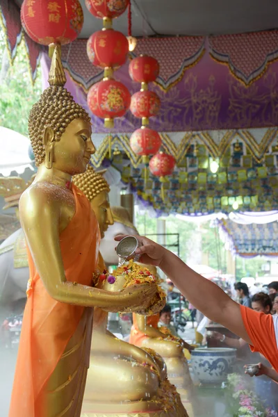 Agua que vierte a la estatua del Buda en la tradición del festival de Songkran de Tailandia — Foto de Stock