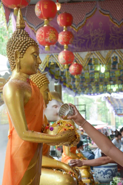 Agua que vierte a la estatua del Buda en la tradición del festival de Songkran de Tailandia — Foto de Stock