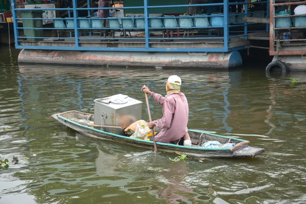 Omul vâslind pe piața plutitoare din Thailanda — Fotografie, imagine de stoc