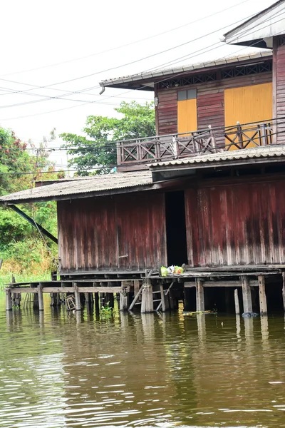 Trä hem nära floden, thailand — Stockfoto
