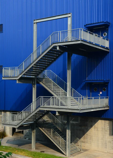 Stairs on the outside of blue building — Stock Photo, Image