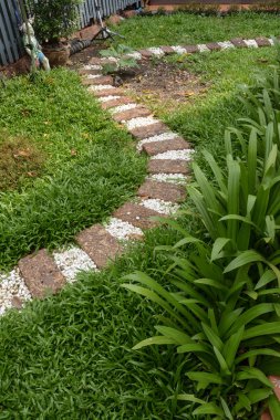 Arka bahçesinde garde şekilde yürüyüş