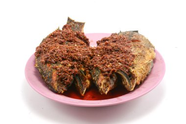 kızarmış biber soslu balık beyaz zemin üzerine yapıştırın