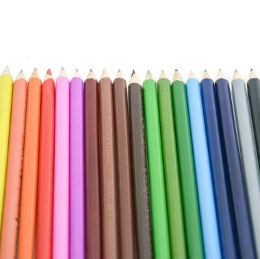 Beyaz arkaplanda izole edilmiş renkli kalemler