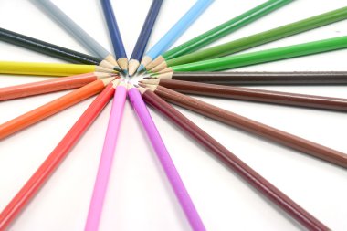 Beyaz arkaplanda izole edilmiş renkli kalemler