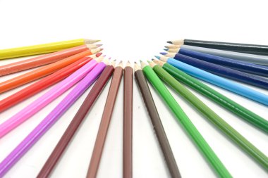 Beyaz arkaplanda izole edilmiş renkli kalemler