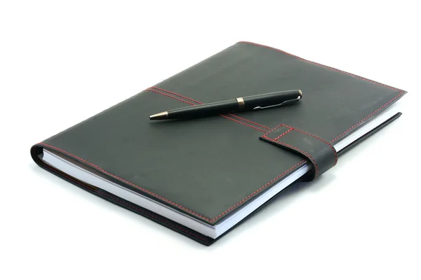 Ноутбук с ручкой на белом фоне — стоковое фото