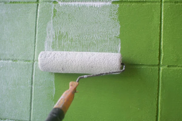 Beyaz Renkli Boyalı Duvar Silindirli — Stok fotoğraf