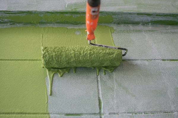 Parete Pittura Colori Verde Con Rullo — Foto Stock