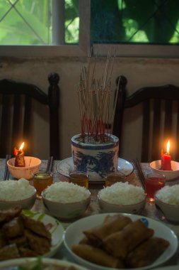 Çin kültür ataları yemek sunar, Çin yeni yıl festivali düzenler.