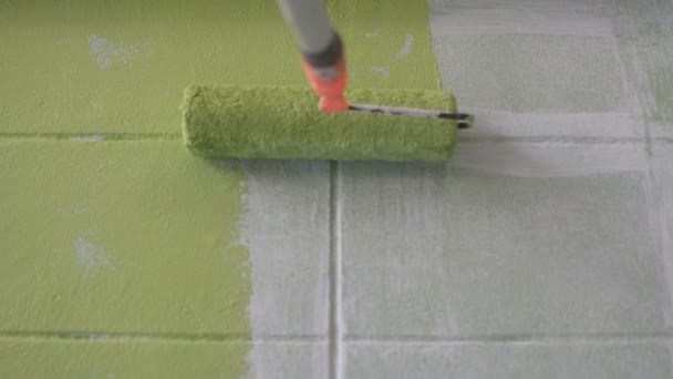 ローラと緑の色の絵画壁 — ストック動画