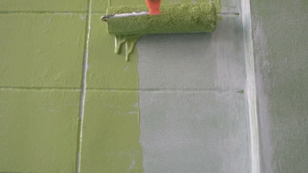 Groene Kleur Schilderij Muur Met Roller — Stockvideo