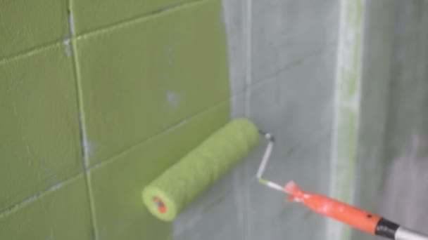 Groene Kleur Schilderij Muur Met Roller — Stockvideo
