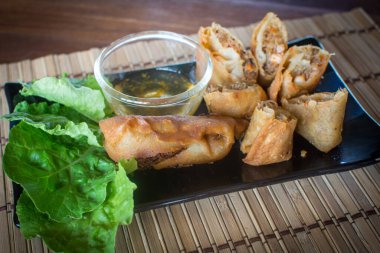 Kızarmış Çin böreği, geleneksel Çin yemekleri.