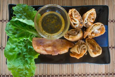 Kızarmış Çin böreği, geleneksel Çin yemekleri.