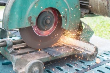 çalışan bazı elektrikli cihaz veya cihaz ile metal bir boru kesim