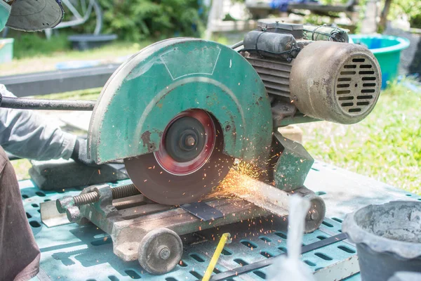 Arbeiter Schneidet Mit Einem Elektrischen Gerät Ein Metallrohr — Stockfoto