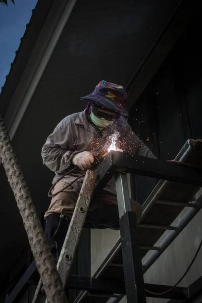 Worker Welds Steel Structure Roof Construction Site — Stock Photo, Image