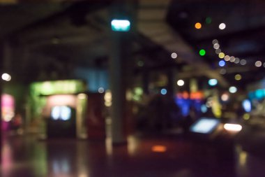 Bilim sergisinde yürüyen soyut insanlar arka planı bulanıklaştırdı