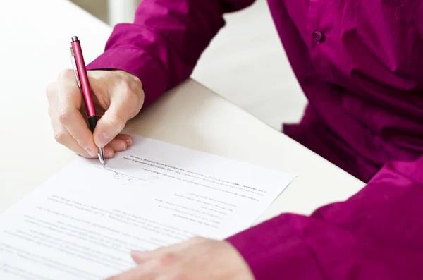 Signature a contract — Stock Photo, Image