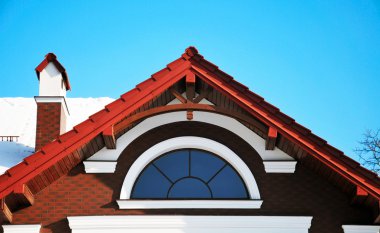 kar kırmızı çatılı müstakil ev