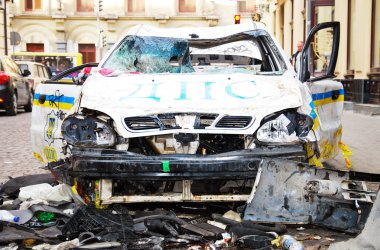 Ukrayna devrim. Polis arabaları parçalamak