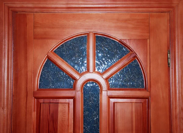 Porta de madeira com vitrais de vidro — Fotografia de Stock