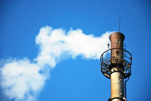 Humo blanco sobre un fondo de cielo azul Fotos de stock