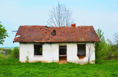 Eski kırık çatılı evi terk etti.